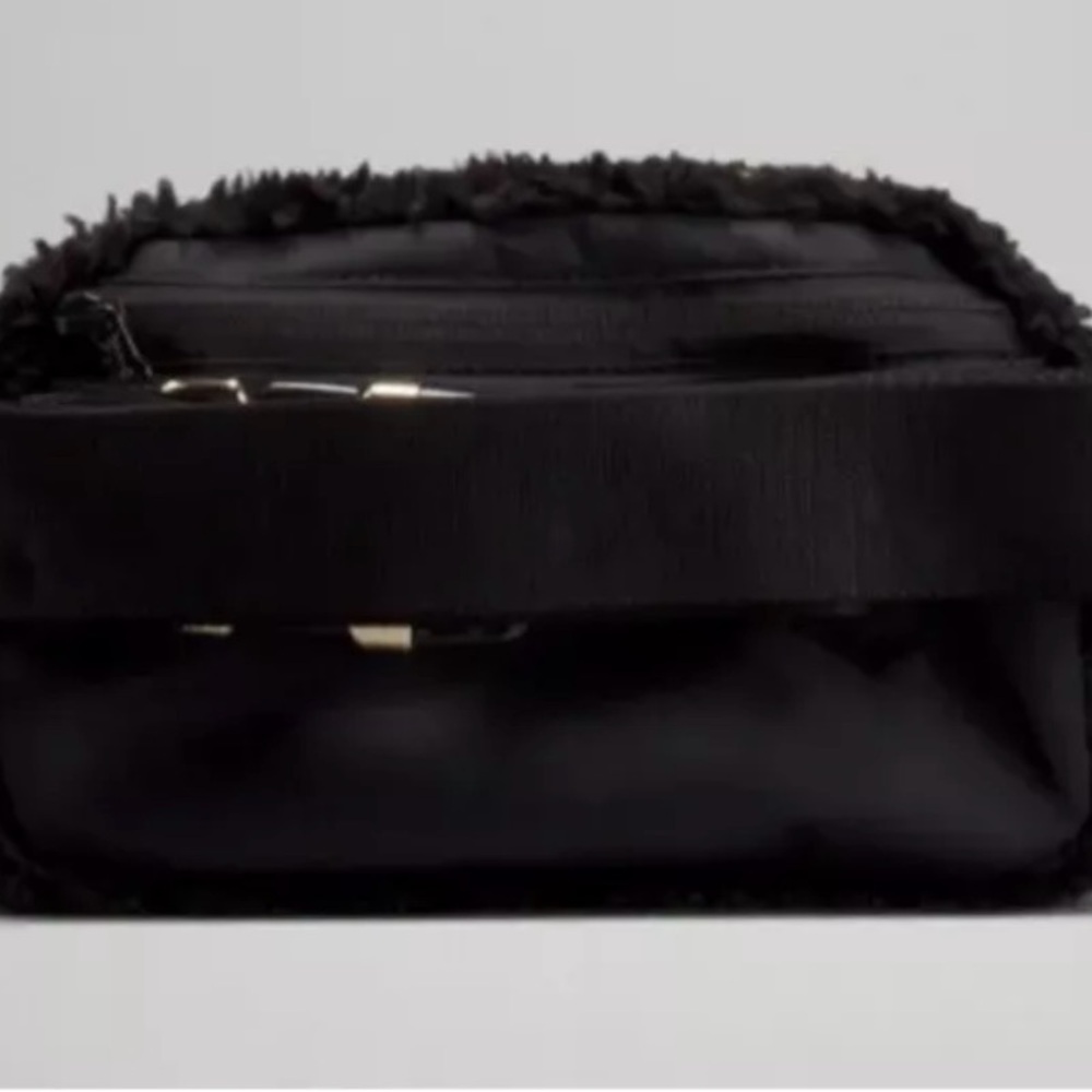 Lululemon Black Sherpa everywhere Belt Bag gold hardware - Picture 3 of 3